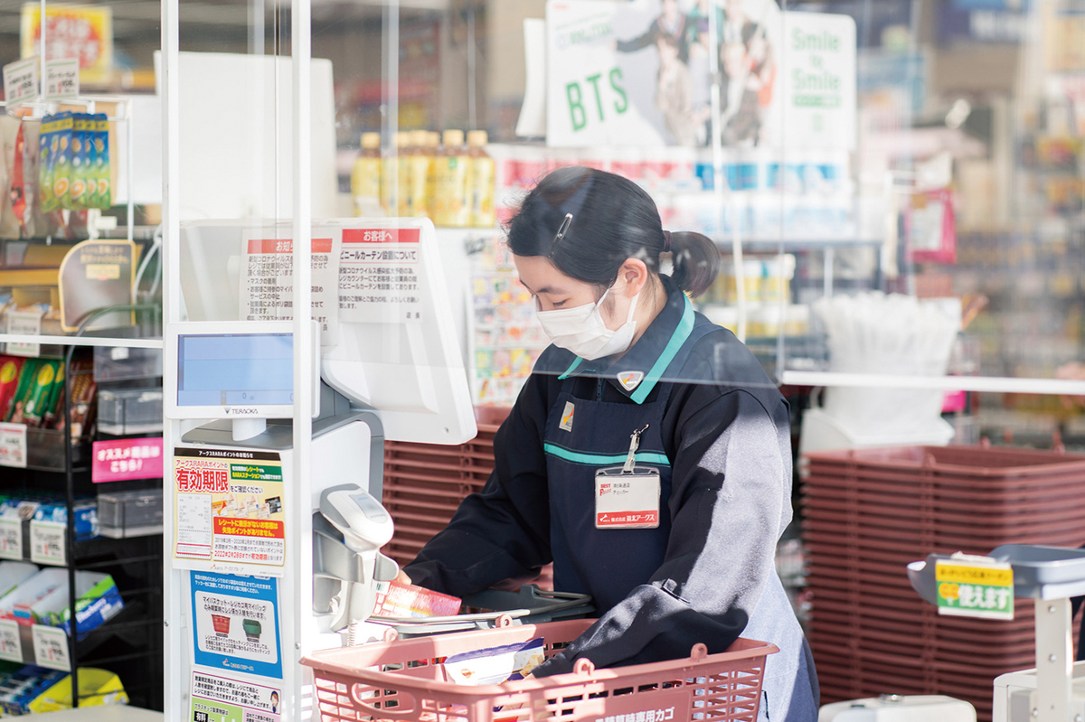 感染防止対策を行っているレジの様子